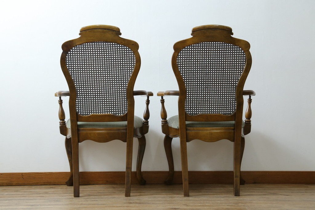 中古　アメリカ　落ち着いた色合いとクラシカルな装飾が調和した高級感あふれるアームチェア2脚セット　(R-084299)