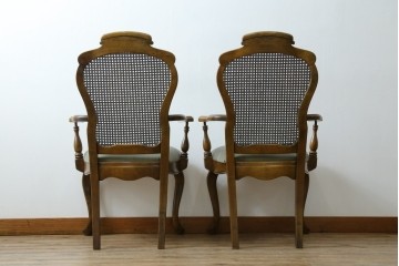 中古　アメリカ　落ち着いた色合いとクラシカルな装飾が調和した高級感あふれるアームチェア2脚セット　(R-084299)