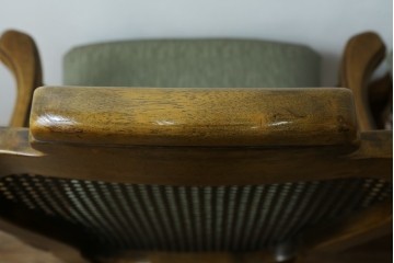 中古　アメリカ　落ち着いた色合いとクラシカルな装飾が調和した高級感あふれるアームチェア2脚セット　(R-084299)