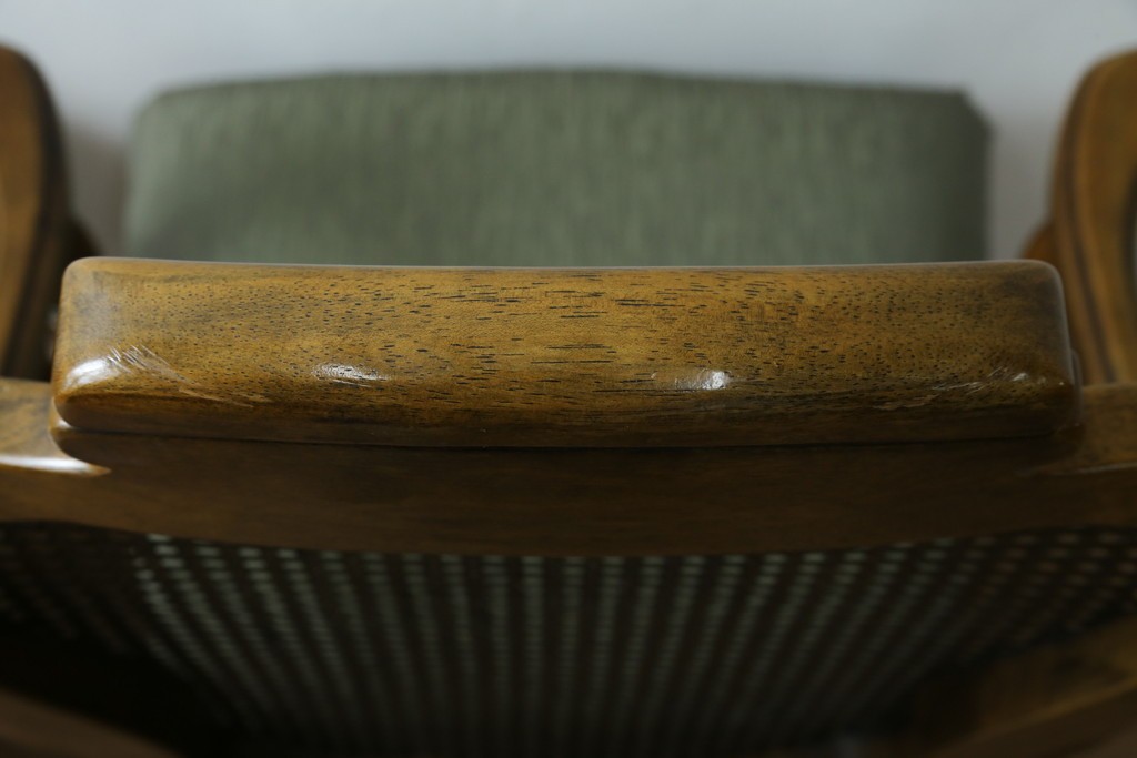 中古　アメリカ　落ち着いた色合いとクラシカルな装飾が調和した高級感あふれるアームチェア2脚セット　(R-084299)