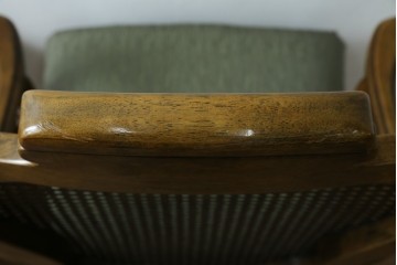 中古　アメリカ　落ち着いた色合いとクラシカルな装飾が調和した高級感あふれるアームチェア2脚セット　(R-084299)