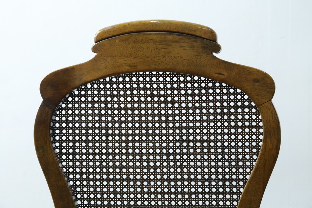 中古　アメリカ　落ち着いた色合いとクラシカルな装飾が調和した高級感あふれるアームチェア2脚セット　(R-084299)