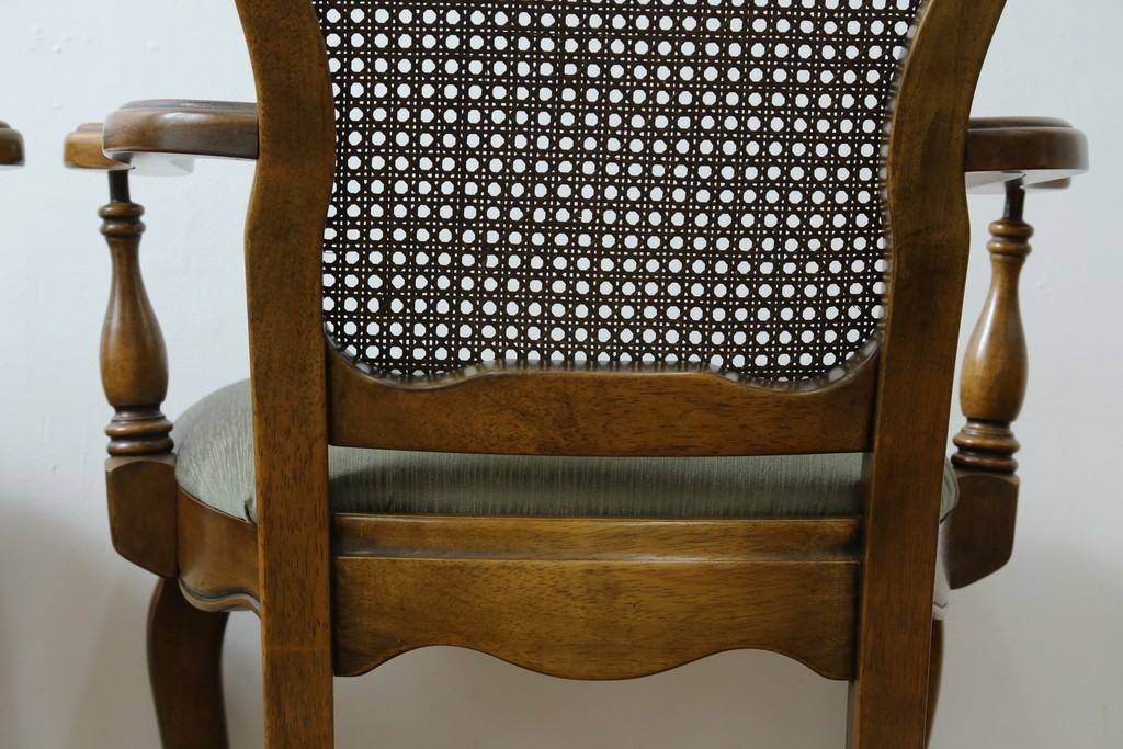 中古　アメリカ　落ち着いた色合いとクラシカルな装飾が調和した高級感あふれるアームチェア2脚セット　(R-084299)