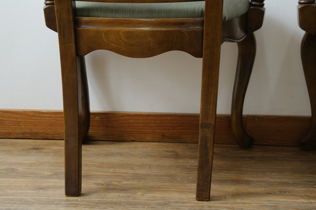 中古　アメリカ　落ち着いた色合いとクラシカルな装飾が調和した高級感あふれるアームチェア2脚セット　(R-084299)