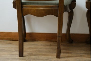 中古　アメリカ　落ち着いた色合いとクラシカルな装飾が調和した高級感あふれるアームチェア2脚セット　(R-084299)