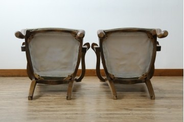 中古　アメリカ　落ち着いた色合いとクラシカルな装飾が調和した高級感あふれるアームチェア2脚セット　(R-084299)