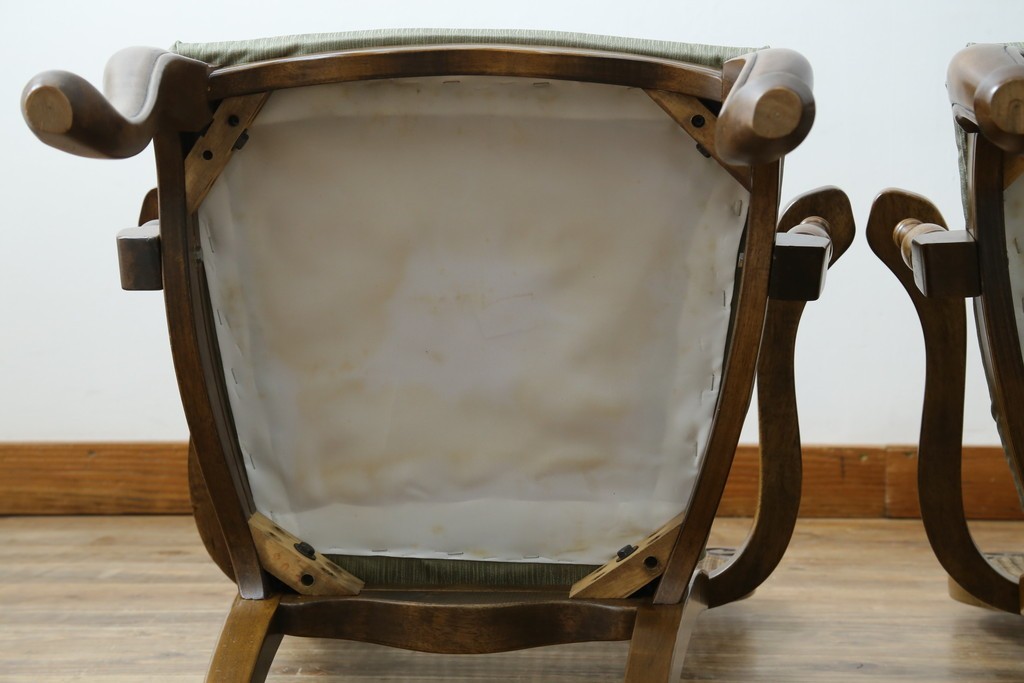 中古　アメリカ　落ち着いた色合いとクラシカルな装飾が調和した高級感あふれるアームチェア2脚セット　(R-084299)