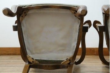 中古　アメリカ　落ち着いた色合いとクラシカルな装飾が調和した高級感あふれるアームチェア2脚セット　(R-084299)