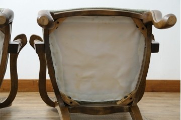 中古　アメリカ　落ち着いた色合いとクラシカルな装飾が調和した高級感あふれるアームチェア2脚セット　(R-084299)