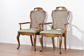 中古　アメリカ　落ち着いた色合いとクラシカルな装飾が調和した高級感あふれるアームチェア2脚セット(ダイニングチェア、椅子、イス、バラ売り可能)(R-084299)