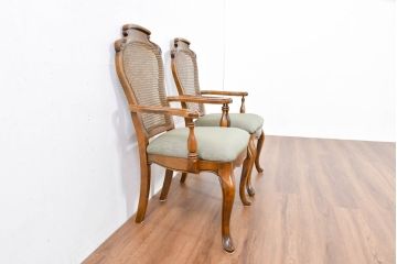 中古　アメリカ　落ち着いた色合いとクラシカルな装飾が調和した高級感あふれるアームチェア2脚セット(ダイニングチェア、椅子、イス、バラ売り可能)(R-084299)