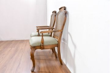 中古　アメリカ　落ち着いた色合いとクラシカルな装飾が調和した高級感あふれるアームチェア2脚セット(ダイニングチェア、椅子、イス、バラ売り可能)(R-084299)