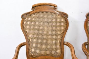 中古　アメリカ　落ち着いた色合いとクラシカルな装飾が調和した高級感あふれるアームチェア2脚セット(ダイニングチェア、椅子、イス、バラ売り可能)(R-084299)
