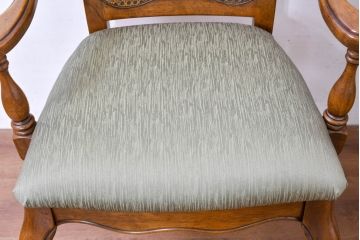 中古　アメリカ　落ち着いた色合いとクラシカルな装飾が調和した高級感あふれるアームチェア2脚セット(ダイニングチェア、椅子、イス、バラ売り可能)(R-084299)