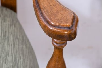 中古　アメリカ　落ち着いた色合いとクラシカルな装飾が調和した高級感あふれるアームチェア2脚セット(ダイニングチェア、椅子、イス、バラ売り可能)(R-084299)