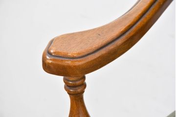中古　アメリカ　落ち着いた色合いとクラシカルな装飾が調和した高級感あふれるアームチェア2脚セット(ダイニングチェア、椅子、イス、バラ売り可能)(R-084299)