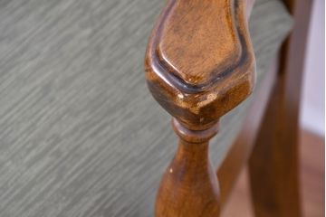 中古　アメリカ　落ち着いた色合いとクラシカルな装飾が調和した高級感あふれるアームチェア2脚セット(ダイニングチェア、椅子、イス、バラ売り可能)(R-084299)