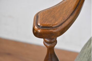 中古　アメリカ　落ち着いた色合いとクラシカルな装飾が調和した高級感あふれるアームチェア2脚セット(ダイニングチェア、椅子、イス、バラ売り可能)(R-084299)