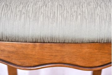 中古　アメリカ　落ち着いた色合いとクラシカルな装飾が調和した高級感あふれるアームチェア2脚セット(ダイニングチェア、椅子、イス、バラ売り可能)(R-084299)