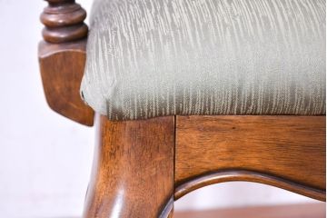 中古　アメリカ　落ち着いた色合いとクラシカルな装飾が調和した高級感あふれるアームチェア2脚セット(ダイニングチェア、椅子、イス、バラ売り可能)(R-084299)