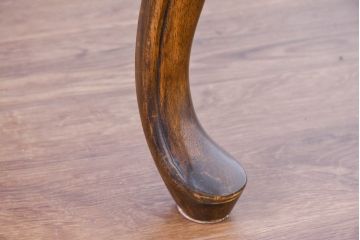 中古　アメリカ　落ち着いた色合いとクラシカルな装飾が調和した高級感あふれるアームチェア2脚セット(ダイニングチェア、椅子、イス、バラ売り可能)(R-084299)