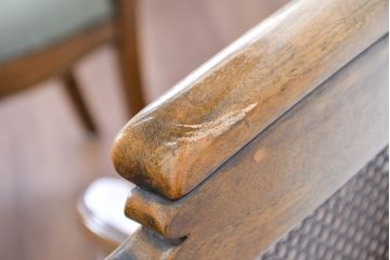 中古　アメリカ　落ち着いた色合いとクラシカルな装飾が調和した高級感あふれるアームチェア2脚セット(ダイニングチェア、椅子、イス、バラ売り可能)(R-084299)