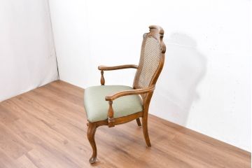 中古　アメリカ　落ち着いた色合いとクラシカルな装飾が調和した高級感あふれるアームチェア2脚セット(ダイニングチェア、椅子、イス、バラ売り可能)(R-084299)