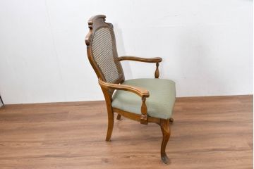 中古　アメリカ　落ち着いた色合いとクラシカルな装飾が調和した高級感あふれるアームチェア2脚セット(ダイニングチェア、椅子、イス、バラ売り可能)(R-084299)