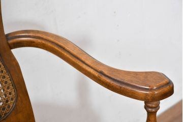 中古　アメリカ　落ち着いた色合いとクラシカルな装飾が調和した高級感あふれるアームチェア2脚セット(ダイニングチェア、椅子、イス、バラ売り可能)(R-084299)