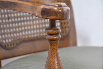中古　アメリカ　落ち着いた色合いとクラシカルな装飾が調和した高級感あふれるアームチェア2脚セット(ダイニングチェア、椅子、イス、バラ売り可能)(R-084299)