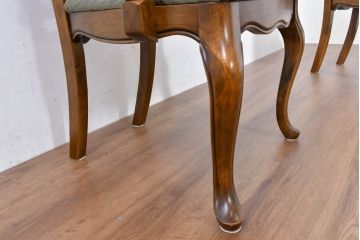 中古　アメリカ　落ち着いた色合いとクラシカルな装飾が調和した高級感あふれるアームチェア2脚セット(ダイニングチェア、椅子、イス、バラ売り可能)(R-084299)