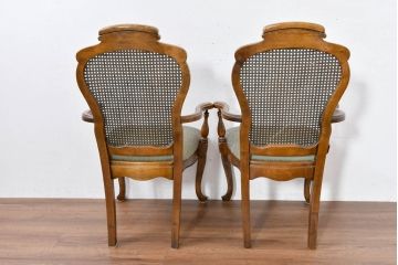 中古　アメリカ　落ち着いた色合いとクラシカルな装飾が調和した高級感あふれるアームチェア2脚セット(ダイニングチェア、椅子、イス、バラ売り可能)(R-084299)
