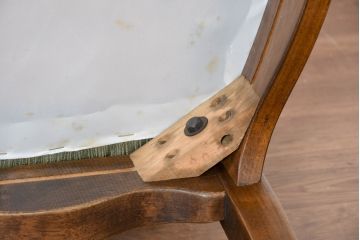 中古　アメリカ　落ち着いた色合いとクラシカルな装飾が調和した高級感あふれるアームチェア2脚セット(ダイニングチェア、椅子、イス、バラ売り可能)(R-084299)