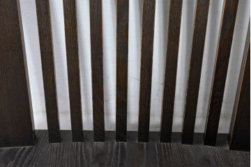 中古　希少な廃番品!!　葉山ガーデン取り扱い　国産　職人手作り品　タモ材　アンティーク調の回転座椅子4台セット(回転チェア、囲炉裏チェア、イス、椅子、バラ売り可能)(R-084300)