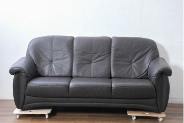 中古　美品　IDC大塚家具取り扱い　高級ブランド　himolla(ヒモラ)　高級感ある佇まいの本革3人掛けソファ(定価約75万円)(三人掛けソファ、レザー)(R-084302)
