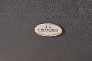 中古　美品　IDC大塚家具取り扱い　高級ブランド　himolla(ヒモラ)　高級感ある佇まいの本革3人掛けソファ(定価約75万円)(三人掛けソファ、レザー)(R-084302)