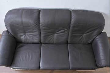 中古　美品　IDC大塚家具取り扱い　高級ブランド　himolla(ヒモラ)　高級感ある佇まいの本革3人掛けソファ(定価約75万円)(三人掛けソファ、レザー)(R-084302)