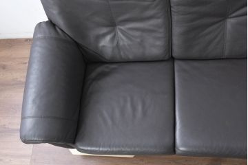 中古　美品　IDC大塚家具取り扱い　高級ブランド　himolla(ヒモラ)　高級感ある佇まいの本革3人掛けソファ(定価約75万円)(三人掛けソファ、レザー)(R-084302)