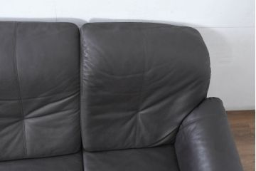 中古　美品　IDC大塚家具取り扱い　高級ブランド　himolla(ヒモラ)　高級感ある佇まいの本革3人掛けソファ(定価約75万円)(三人掛けソファ、レザー)(R-084302)
