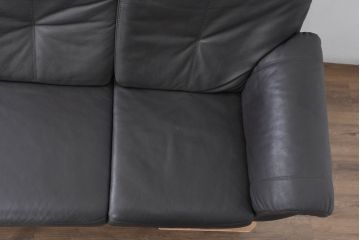 中古　美品　IDC大塚家具取り扱い　高級ブランド　himolla(ヒモラ)　高級感ある佇まいの本革3人掛けソファ(定価約75万円)(三人掛けソファ、レザー)(R-084302)