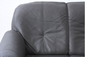 中古　美品　IDC大塚家具取り扱い　高級ブランド　himolla(ヒモラ)　高級感ある佇まいの本革3人掛けソファ(定価約75万円)(三人掛けソファ、レザー)(R-084302)