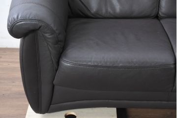 中古　美品　IDC大塚家具取り扱い　高級ブランド　himolla(ヒモラ)　高級感ある佇まいの本革3人掛けソファ(定価約75万円)(三人掛けソファ、レザー)(R-084302)