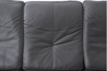 中古　美品　IDC大塚家具取り扱い　高級ブランド　himolla(ヒモラ)　高級感ある佇まいの本革3人掛けソファ(定価約75万円)(三人掛けソファ、レザー)(R-084302)