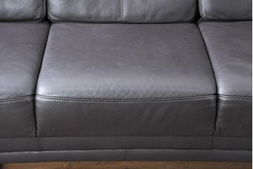 中古　美品　IDC大塚家具取り扱い　高級ブランド　himolla(ヒモラ)　高級感ある佇まいの本革3人掛けソファ(定価約75万円)(三人掛けソファ、レザー)(R-084302)