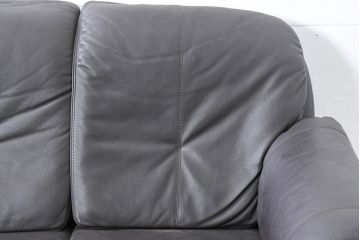 中古　美品　IDC大塚家具取り扱い　高級ブランド　himolla(ヒモラ)　高級感ある佇まいの本革3人掛けソファ(定価約75万円)(三人掛けソファ、レザー)(R-084302)