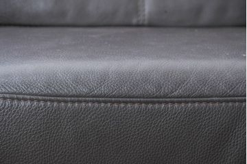 中古　美品　IDC大塚家具取り扱い　高級ブランド　himolla(ヒモラ)　高級感ある佇まいの本革3人掛けソファ(定価約75万円)(三人掛けソファ、レザー)(R-084302)