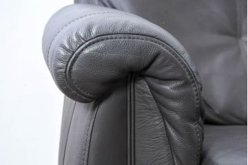 中古　美品　IDC大塚家具取り扱い　高級ブランド　himolla(ヒモラ)　高級感ある佇まいの本革3人掛けソファ(定価約75万円)(三人掛けソファ、レザー)(R-084302)