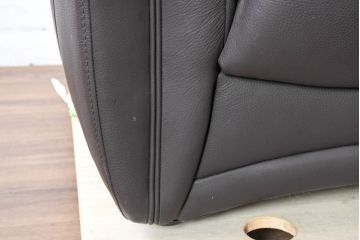 中古　美品　IDC大塚家具取り扱い　高級ブランド　himolla(ヒモラ)　高級感ある佇まいの本革3人掛けソファ(定価約75万円)(三人掛けソファ、レザー)(R-084302)