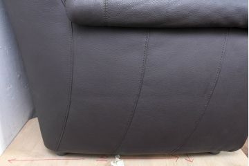 中古　美品　IDC大塚家具取り扱い　高級ブランド　himolla(ヒモラ)　高級感ある佇まいの本革3人掛けソファ(定価約75万円)(三人掛けソファ、レザー)(R-084302)