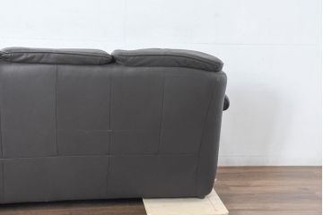 中古　美品　IDC大塚家具取り扱い　高級ブランド　himolla(ヒモラ)　高級感ある佇まいの本革3人掛けソファ(定価約75万円)(三人掛けソファ、レザー)(R-084302)